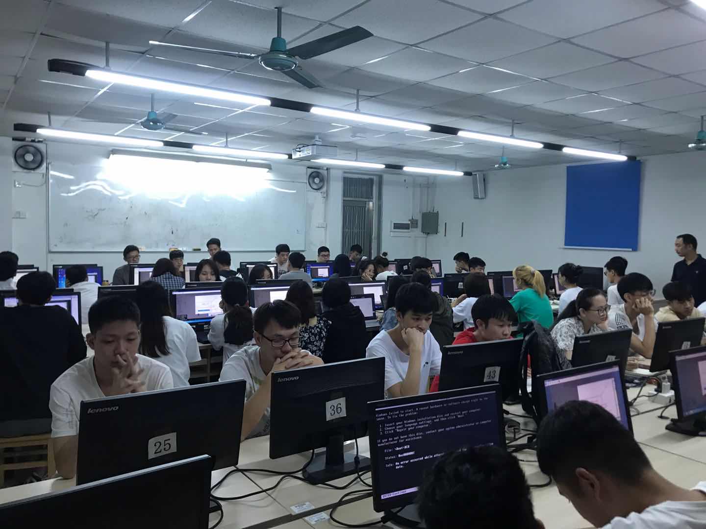 計應(yīng)專業(yè)穩(wěn)步推進“1+X Web前端開發(fā)技能證書”培訓(xùn)工作，助力計算機技術(shù)開發(fā)人才培養(yǎng)
